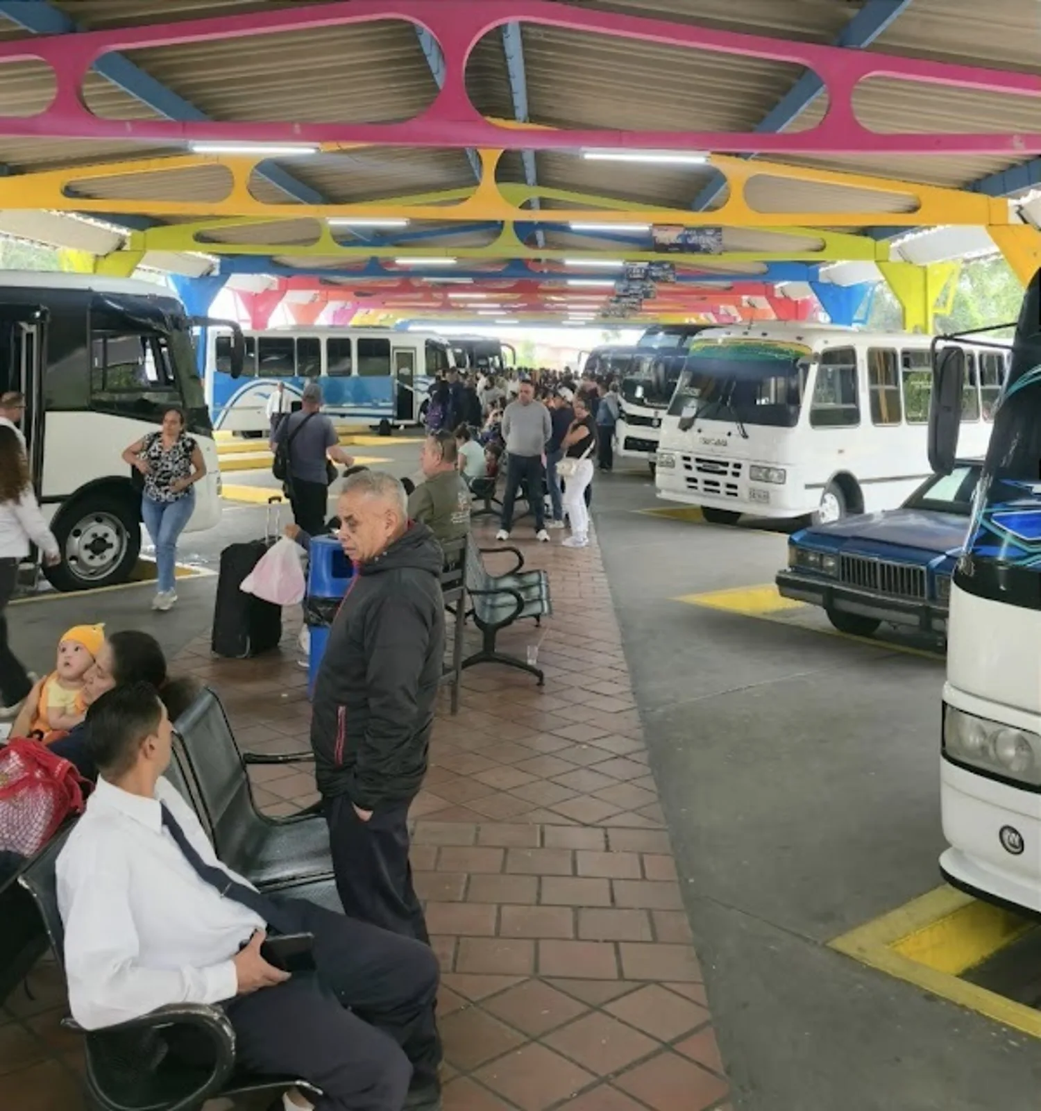 Pasajeros en el andén del Terminal Sur de Mérida