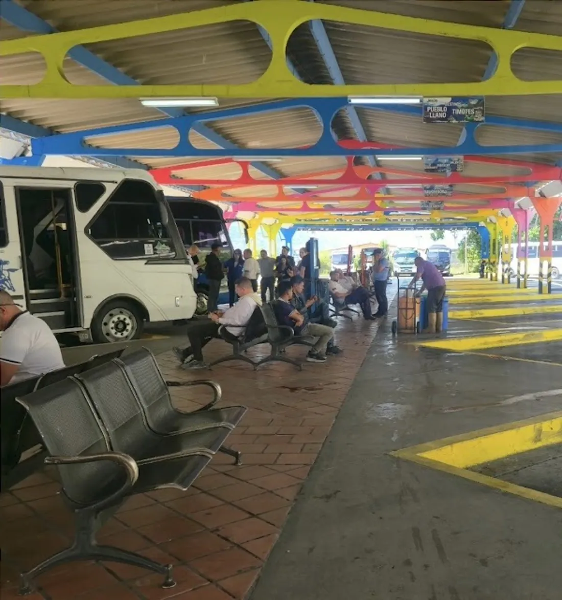Pasajeros esperando en el andén